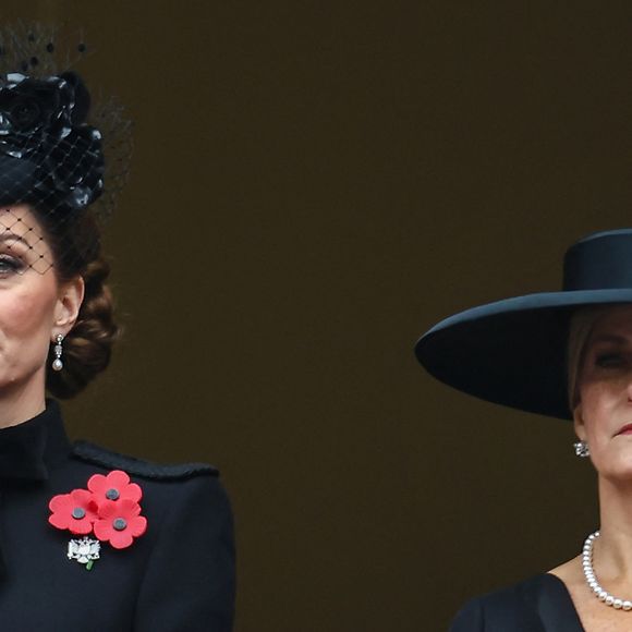 Catherine Kate Middleton, princesse de Galles et Sophie Rhys-Jones duchesse d'Edimbourg honorent les disparus des deux guerres mondiales lors de la cérémonie Remembrance Sunday ( Dimanche du souvenir ) au Cénotaphe à Londres. Julien Burton / Bestimage