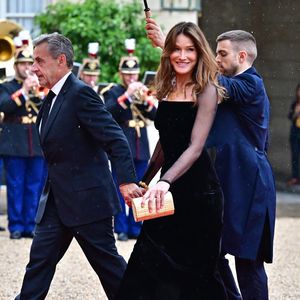 Le top a affiché sa silhouette impeccable sur le tapis rouge déployé pour l'occasion

Nicolas Sarkozy et sa femme Carla Bruni - Arrivées des personnalités au dîner d’État en l’honneur du président brésilien et de sa femme au palais présidentiel de l’Élysée à Paris le 5 juin 2025.

© Christian Liewig / Bestimage
