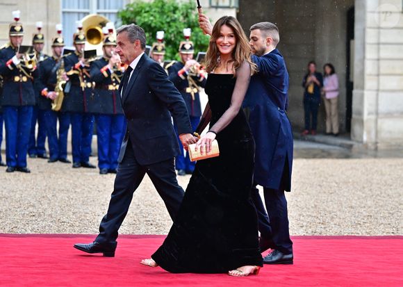 Le top a affiché sa silhouette impeccable sur le tapis rouge déployé pour l'occasion

Nicolas Sarkozy et sa femme Carla Bruni - Arrivées des personnalités au dîner d’État en l’honneur du président brésilien et de sa femme au palais présidentiel de l’Élysée à Paris le 5 juin 2025.

© Christian Liewig / Bestimage