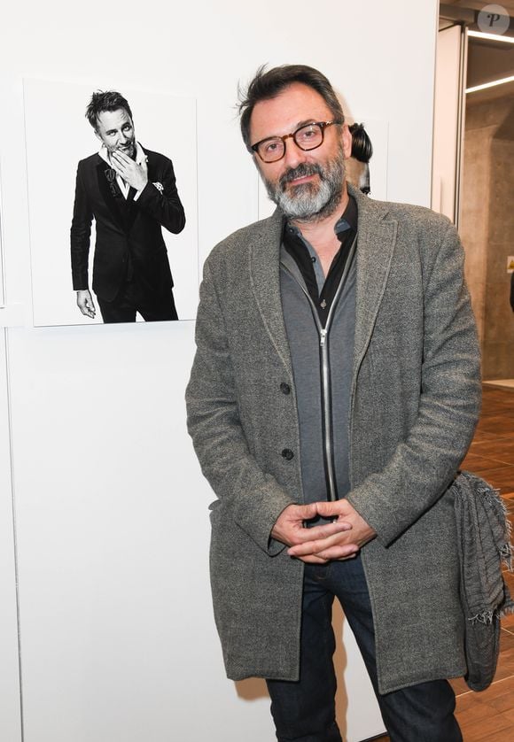 Frédéric Lopez - Vernissage de l'exposition "Quand le masque tombe" de Stéphane de Bourgies sur le toit de la Grande Arche à Paris, le 12 mars 2019. Ce sont presque 40 ans de carrière qui vont être exposés sur les 1200m2 de l'espace culturel du toit de la Grande Arche, pour la rétrospective consacrée au portraitiste international Stéphane de Bourgies.
Tous les plus grands artistes ont tous un jour poussé la porte de son studio parisien pour en ressortir avec la photo, ce portrait instinctif tout en contrastes et en émotions, que Stéphane sait si bien capter au travers de son objectif.
C'est ainsi que Stéphane de Bourgies est remonté à ses premières années photo, à la fin des années 70 jusqu'à aujourd'hui, pour sélectionner, parmi les milliers de portraits en sa possession, environ 200 d'entre eux, et permettre aux visiteurs de s'immerger dans les regards de ses modèles qu'ils soient hommes d'affaires, chefs cuisiniers, mannequins, acteurs, chanteurs ou encore anonymes.
L'espace culturel du Toit de la Grande Arche va ainsi prendre des allures de galerie des portraits, où l'intimité de ces "Face à Faces" va prendre toute sa dimension. Plus grande exposition consacrée à ce jour à cet artiste qui revendique la force de son vécu pour réaliser ses images.
Les 200 portraits seront présentés sur plusieurs formats, à découvrir après la montée en ascenseur panoramique au 35ème étage de la Grande Arche de la Défense, sous le rooftop panoramique.
Rendez-vous à 110 mètres de hauteur du mercredi 13 mars au dimanche 26 mai 2019.
© Coadic Guirec/Bestimage