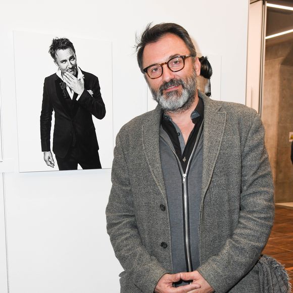 Frédéric Lopez - Vernissage de l'exposition "Quand le masque tombe" de Stéphane de Bourgies sur le toit de la Grande Arche à Paris, le 12 mars 2019. Ce sont presque 40 ans de carrière qui vont être exposés sur les 1200m2 de l'espace culturel du toit de la Grande Arche, pour la rétrospective consacrée au portraitiste international Stéphane de Bourgies.
Tous les plus grands artistes ont tous un jour poussé la porte de son studio parisien pour en ressortir avec la photo, ce portrait instinctif tout en contrastes et en émotions, que Stéphane sait si bien capter au travers de son objectif.
C'est ainsi que Stéphane de Bourgies est remonté à ses premières années photo, à la fin des années 70 jusqu'à aujourd'hui, pour sélectionner, parmi les milliers de portraits en sa possession, environ 200 d'entre eux, et permettre aux visiteurs de s'immerger dans les regards de ses modèles qu'ils soient hommes d'affaires, chefs cuisiniers, mannequins, acteurs, chanteurs ou encore anonymes.
L'espace culturel du Toit de la Grande Arche va ainsi prendre des allures de galerie des portraits, où l'intimité de ces "Face à Faces" va prendre toute sa dimension. Plus grande exposition consacrée à ce jour à cet artiste qui revendique la force de son vécu pour réaliser ses images.
Les 200 portraits seront présentés sur plusieurs formats, à découvrir après la montée en ascenseur panoramique au 35ème étage de la Grande Arche de la Défense, sous le rooftop panoramique.
Rendez-vous à 110 mètres de hauteur du mercredi 13 mars au dimanche 26 mai 2019.
© Coadic Guirec/Bestimage