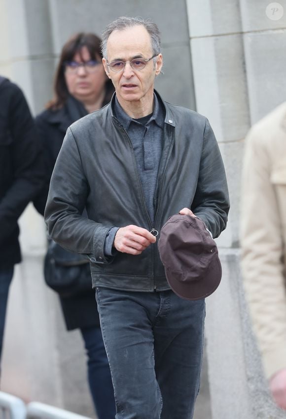 Jean-Jacques Goldman et Maxime Le Forestier lors des obsèques de Véronique Colucci au cimetière communal de Montrouge, le 12 avril 2018. @Agence / Bestimage