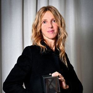 Exclusif - Sandrine Kiberlain pose avec son Prix, reçu au Festival de Nice Cinéroman à Nice, le 5 octobre 2024.
© Bebert-Jacovides/Bestimage