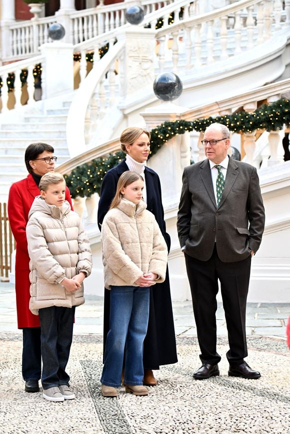 Le prince Albert II de Monaco, la princesse Charlene et leurs enfants la princesse Gabriella et le prince héréditaire Jacques ont accueilli les enfants monégasque pour le traditionnel arbre de Noël du Palais à Monaco, le 17 décembre 2025. © Bruno Bebert/Bestimage
