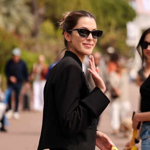 Iris Mittenaere a été aperçue en train de promener son adorable chien Calypso sur la Croisette de Cannes lors du 79e Festival de Cannes, vêtue d'un jean bleu clair à jambes larges de la marque Guess et d'une veste noire courte, le 19 mai 2026. Photo : Malu Pictures/Splash News/ABACAPRESS.COM