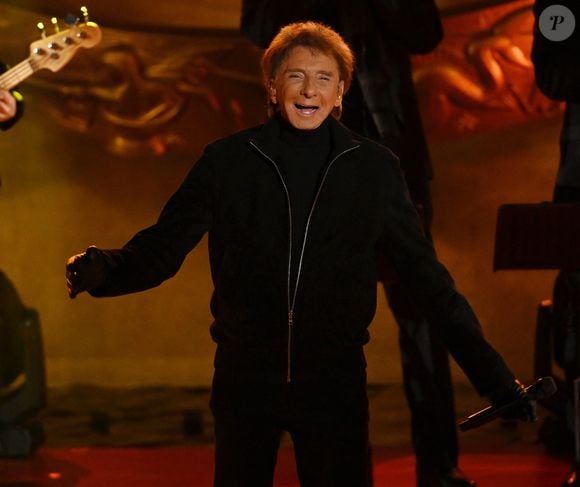 Le crooner américain de 82 ans annule une série de concerts prévus en février à Las Vegas.

Barry Manilow - 91ème édition des illuminations de Noël du Rockefeller Center à New York, le 29 novembre 2023. Broadimage / Bestimage