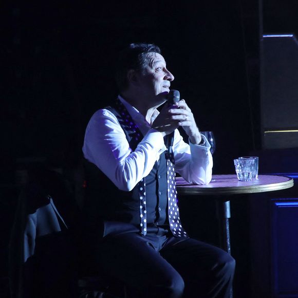 Exclusif - Laurent Gerra, imitant ici G. Becaud avec la cravate que lui avait offert Becaud, « Se met à table ! » dans son nouveau spectacle à savourer au Casino de Paris, à Paris, France, le 10 Décembre 2024. 

© Bertrand Rindoff / Bestimage