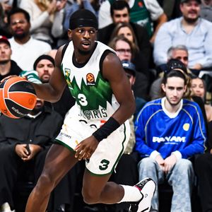 Omar Sy assiste au match du Paris Basketball, battu par le Žalgiris Kaunas, lors de la 15e journée de l'Euroligue à Paris, le 11 décembre 2025. 

© Baptiste Autissier / PsnewZ / Bestimage