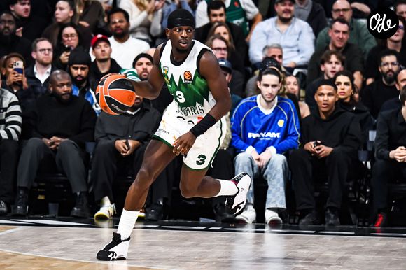 Omar Sy assiste au match du Paris Basketball, battu par le Žalgiris Kaunas, lors de la 15e journée de l'Euroligue à Paris, le 11 décembre 2025. 

© Baptiste Autissier / PsnewZ / Bestimage