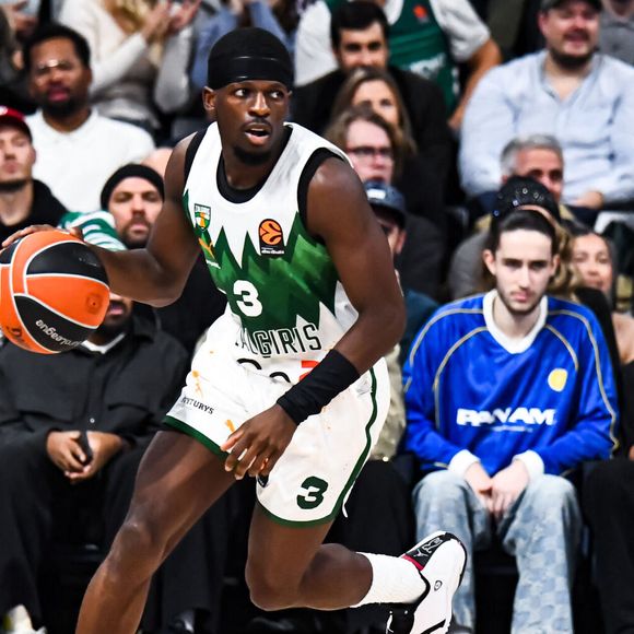 Omar Sy assiste au match du Paris Basketball, battu par le Žalgiris Kaunas, lors de la 15e journée de l'Euroligue à Paris, le 11 décembre 2025. 

© Baptiste Autissier / PsnewZ / Bestimage