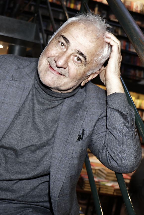 Exclusif - Guy Savoy - Guy Savoy dédicace ses livres " Le geste et La manière " et " Cuisine des Écrivains du XVI siècle " à la Librairie Galignani à Paris, France, le 11 Décembre 2022. © Cédric Perrin / Bestimage