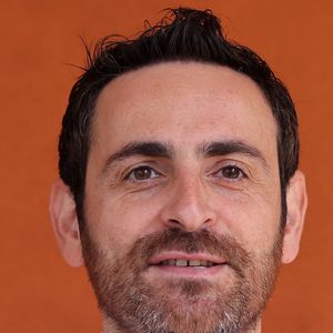 Depuis 2021, le jeu "Une famille en or" a obtenu une nouvelle vie sur TF1. 

Camille Combal - Célébrités au village lors des Internationaux de France de tennis de Roland Garros.