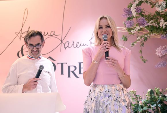 Le chef Guy Krenzer, Adriana Karembeu - A l'occasion de la fête des Mères, Adriana Karembeu et Lenôtre s'associent pour créer l'entremets "Nina" au Pré Catelan à Paris le 29 avril 2025.
Cette création à quatre mains est le fruit d'une complicité artistique entre Adriana Karembeu, icône internationale de la mode, ambassadrice engagée, maman au grand cœur et Étienne Leroy Chef Patissier Lenôtre el Champion du Monde de la Pâtisserie.
Pensé comme une rose à offrir, l'entremets « Nina » est symbole de tendresse, de lien et de partage. Cette co-création soutient la Croix-Rouge française, 5% des bénéfices seront reversés à l'association, auprès de laquelle Adriana Karembeu est ambassadrice depuis plus de 25 ans. © Rachid Bellak/Bestimage