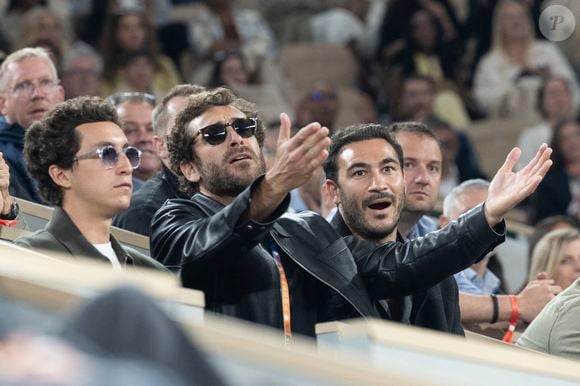 "J'ai fait visiter une villa avec mon frère Martin. Et j'ai découvert que nous ne travaillons pas du tout de la même manière !"

Raphaël Kretz, Martin Kretz et Valentin Kretz dans les tribunes lors des Internationaux de France de Tennis de Roland Garros 2025, à Paris, France, le 5 juin 2025. © Jacovides-Moreau/Bestimage