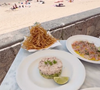 En story, elle s’affiche attablée face à la mer, dégustant un repas raffiné composé d’asperges, d’un tartare et d’une impressionnante montagne de frites fines.
Laeticia Hallyday partage ses vacances en story Instagram