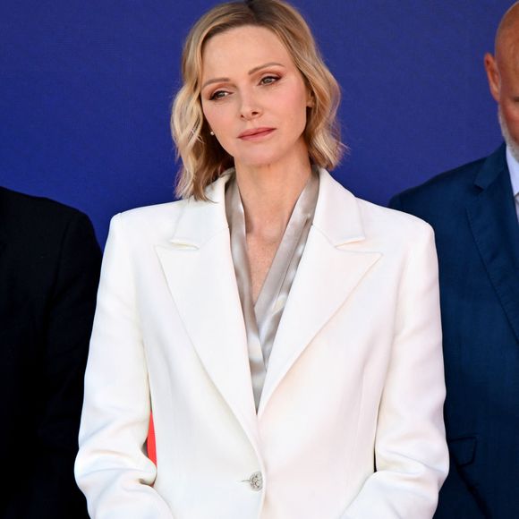 Le prince Albert II de Monaco et la princesse Charlene ont remis les prix du Monaco E-Prix Round 10, entouré par Alejandro Agag, fondateur et président de Formula E, Michel Boéri, le président de l'Automobile Club de Monaco, Alberto Longo, le co-fondateur de la Formula-E, Christophe Mirmand, le ministre d'Etat de la Principauté, et Jeff Dodds, le PDG de la Formula E, durant le Monaco E-Prix 2026, Round 10, le 17 mai 2026. Olivier Rowland, au volant de sa Nissan E-4DRCE 05 a remporté la course devanrt Felipe Drugovich, pilotant une Porsche, suivi par Antonio Felix Da Costa au volant d'une Jaguar I Type 7. © Bruno Bebert / Bestimage