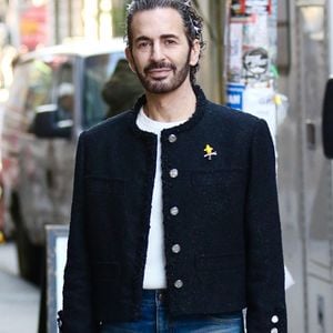 Marc Jacobs a fait une déclaration élégante dans le quartier de SoHo à Manhattan, en associant une veste cropped chic et un jean décontracté à une manucure remarquable. 
Backgrid USA / Bestimage