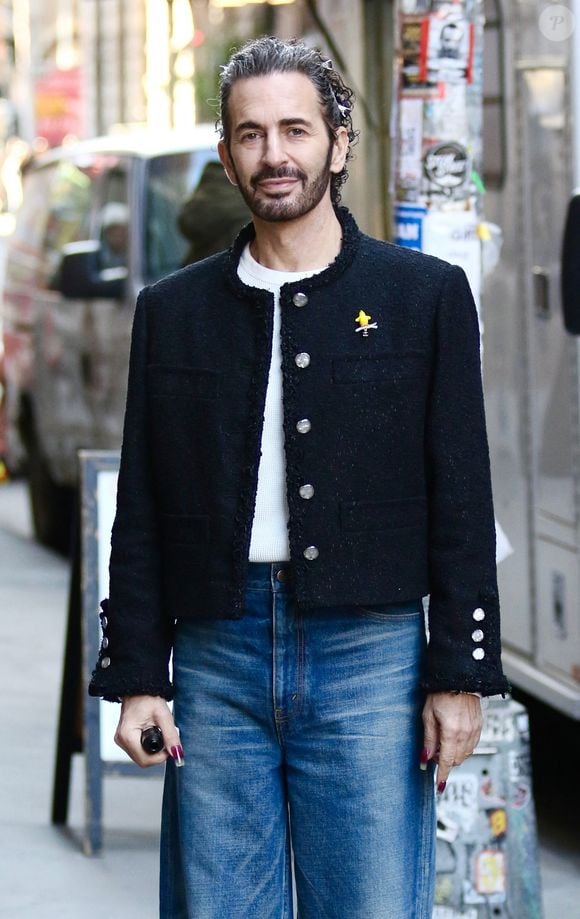 Marc Jacobs a fait une déclaration élégante dans le quartier de SoHo à Manhattan, en associant une veste cropped chic et un jean décontracté à une manucure remarquable. 
Backgrid USA / Bestimage