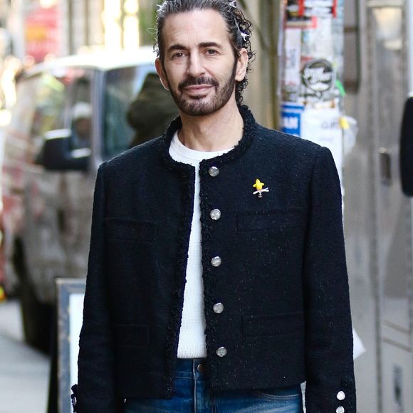 Marc Jacobs a fait une déclaration élégante dans le quartier de SoHo à Manhattan, en associant une veste cropped chic et un jean décontracté à une manucure remarquable. 
Backgrid USA / Bestimage