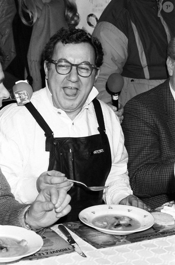 Comme chaque année de nouveau arrivants font leur entrée. 
Coluche lors de l'inauguration du Resto du Coeur de liege en Belgique le 22 fevrier 1986 - Photo by Houet M/Belpress/ANDBZ/ABACAPRESS.COM
