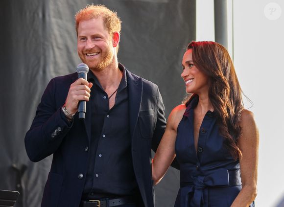 Le prince Harry (duc de Sussex) et son épouse Meghan Markle apparaissent ensemble à l'événement One805 Live ! organisé sur le terrain de polo de Kevin Costner à Santa Barbara en l'honneur des premiers intervenants le 20 septembre 2025. Photo : Backgrid USA / Bestimage © Amy Katz/ZUMA Press Wire / Bestimage)