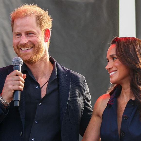 Le prince Harry (duc de Sussex) et son épouse Meghan Markle apparaissent ensemble à l'événement One805 Live ! organisé sur le terrain de polo de Kevin Costner à Santa Barbara en l'honneur des premiers intervenants le 20 septembre 2025. Photo : Backgrid USA / Bestimage © Amy Katz/ZUMA Press Wire / Bestimage)
