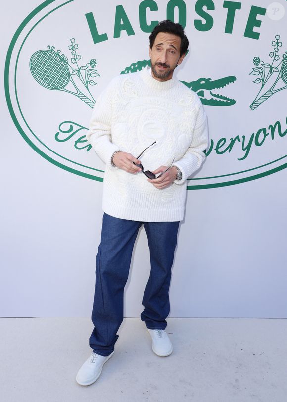 Adrien Brody au photocall du défilé Lacoste Collection Femme Prêt-à-Porter Printemps/Eté 2026 lors de la Fashion Week de Paris (PFW), au Lycée Carnot, à Paris, France, le 5 octobre 2025. © Sam Delpech/Bestimage