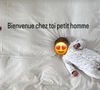 On y découvre le nourrisson, vêtu de blanc, installé sur un grand lit, accompagné d’un tendre message : "Bienvenue chez toi petit homme". 

Elie Semoun publie régulièrement des stories sur son compte Instagram. Crédit : @eliesemounofficiel