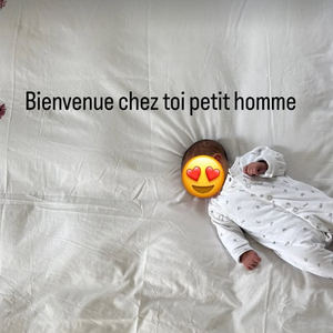 On y découvre le nourrisson, vêtu de blanc, installé sur un grand lit, accompagné d’un tendre message : "Bienvenue chez toi petit homme". 

Elie Semoun publie régulièrement des stories sur son compte Instagram. Crédit : @eliesemounofficiel