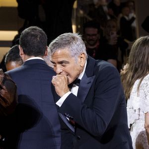 La raison ? Il souffre d'une sinusite.

George Clooney assiste à la première de "Jay Kelly" au Festival international du film de Venise au Lido de Venise, le 28 août 2025. 

Photo : SGPItalia
