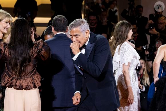 La raison ? Il souffre d'une sinusite.

George Clooney assiste à la première de "Jay Kelly" au Festival international du film de Venise au Lido de Venise, le 28 août 2025. 

Photo : SGPItalia