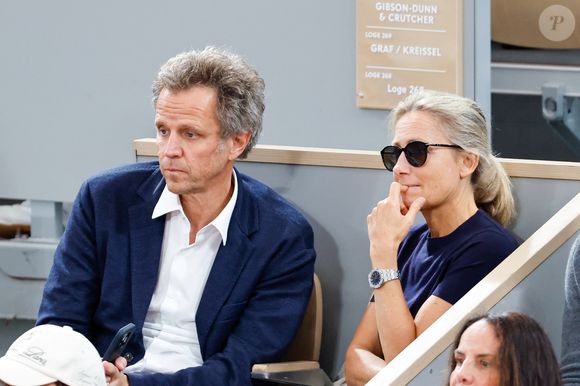 Anne-Sophie Lapix et son mari Arthur Sadoun en tribunes lors des Internationaux de France de Tennis de Roland Garros 2025, à Paris, France, le 6 juin 2025. © Jacovides-Moreau/Bestimage