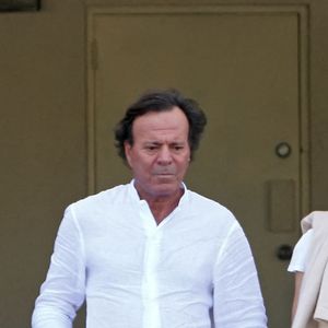 Selon les médias espagnols, un “système d’exploitation” aurait été mis en place pour recruter les victimes présumées, surnommées Les Señoritas.

Julio Iglesias et sa femme Miranda à Miami en 2009. Photo par Abaca
