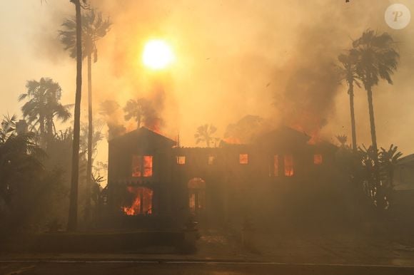 Un incendie côtier en Californie brûle 20 maisons et oblige à des évacuations, à Laguna Niguel, Californie © Ruaridh Stewart/Zuma Press/Bestimage