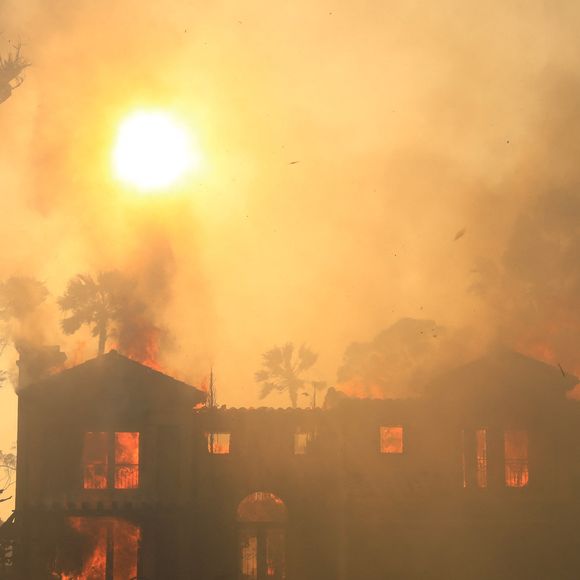 Un incendie côtier en Californie brûle 20 maisons et oblige à des évacuations, à Laguna Niguel, Californie © Ruaridh Stewart/Zuma Press/Bestimage