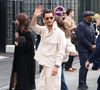 Non loin des amoureux, Pierre Niney est arrivé en solo sans sa femme Natasha Andrews (qui avait fait sensation sur le tapis rouge des César).

Pierre Niney au défilé Lacoste "Collection Prêt-à-Porter Automne/Hiver 2025-2026" lors de la Fashion Week de Paris (PFW), le 9 mars 2025
© Denis Guignebourg / Bestimage