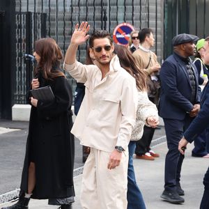 Non loin des amoureux, Pierre Niney est arrivé en solo sans sa femme Natasha Andrews (qui avait fait sensation sur le tapis rouge des César).

Pierre Niney au défilé Lacoste "Collection Prêt-à-Porter Automne/Hiver 2025-2026" lors de la Fashion Week de Paris (PFW), le 9 mars 2025
© Denis Guignebourg / Bestimage