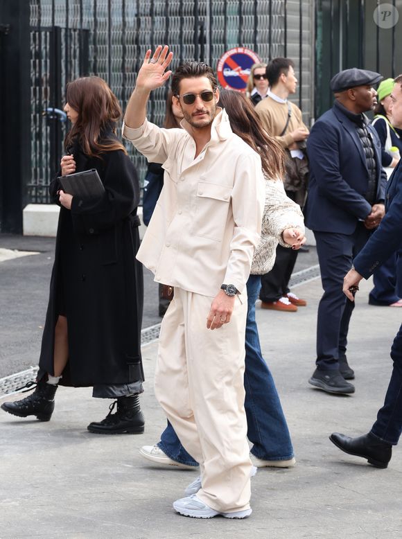 Non loin des amoureux, Pierre Niney est arrivé en solo sans sa femme Natasha Andrews (qui avait fait sensation sur le tapis rouge des César).

Pierre Niney au défilé Lacoste "Collection Prêt-à-Porter Automne/Hiver 2025-2026" lors de la Fashion Week de Paris (PFW), le 9 mars 2025
© Denis Guignebourg / Bestimage