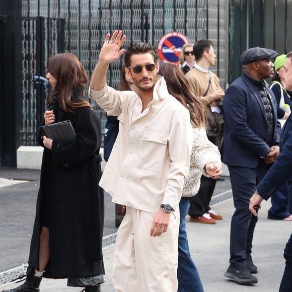 Non loin des amoureux, Pierre Niney est arrivé en solo sans sa femme Natasha Andrews (qui avait fait sensation sur le tapis rouge des César).

Pierre Niney au défilé Lacoste "Collection Prêt-à-Porter Automne/Hiver 2025-2026" lors de la Fashion Week de Paris (PFW), le 9 mars 2025
© Denis Guignebourg / Bestimage