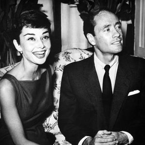 La propriété comprend 21 pièces, 12 chambres, 8 salles de bains et une piscine chauffée.
1er octobre 1954 - Rome, Italie - L'actrice américaine Audrey Hepburn avec son mari Mel Ferrer peu après leur mariage. Présence magique à l'écran, référence en matière de mode, incarnation du bon goût et militante infatigable pour les droits des enfants, Audrey Hepburn est devenue l'une des icônes les plus durables du cinéma du XXe siècle. Hepburn incarnait un glamour à la fois fragile et séduisant, alliant charme, effervescence et grâce. (Crédit photo : © Keystone Press Agency/ZUMA Press Wire)