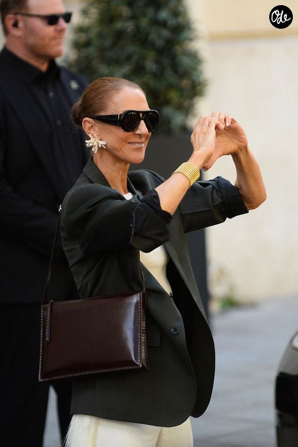 Pour l'occasion, la diva québécoise peaufine chaque détail de son apparence.

Celine Dion salue ses fans à la sortie de l'hôtel Royal Monceau, le 12 septembre 2026. 

© Bestimage