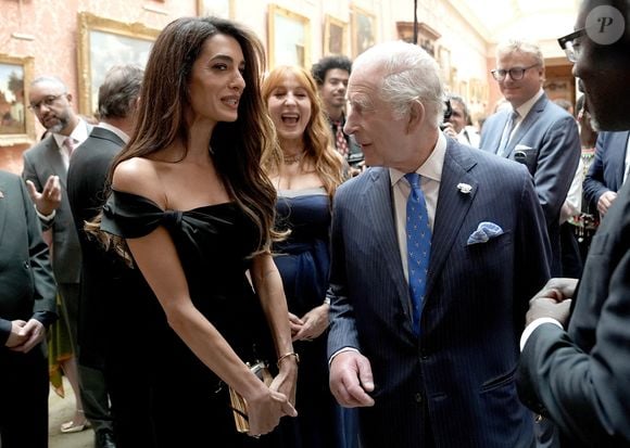Si Amal Clooney s'est démarquée par son chic et son élégance inégalable 

Amal Clooney et le roi Charles III lors de la réception en l'honneur des lauréats des King's Trust Awards au palais de Buckingham le 25 juin 2025  Stefan Rousseau/WPA-Pool/Bestimage
