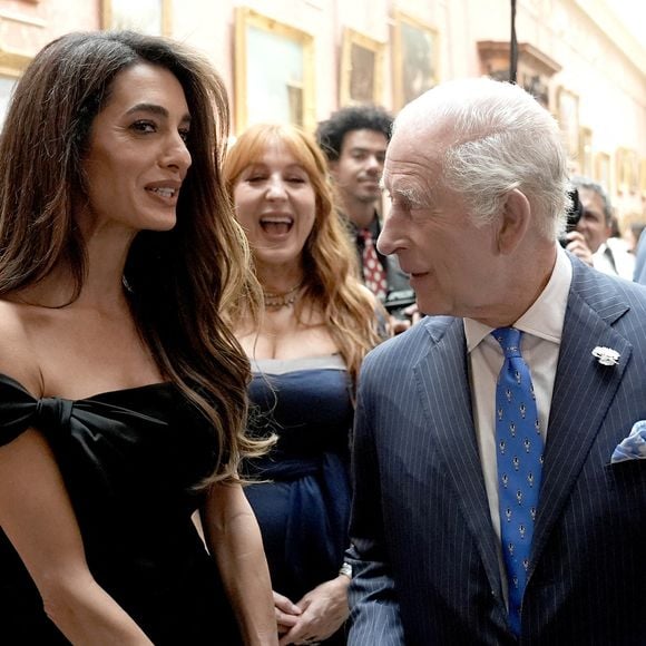 Si Amal Clooney s'est démarquée par son chic et son élégance inégalable 

Amal Clooney et le roi Charles III lors de la réception en l'honneur des lauréats des King's Trust Awards au palais de Buckingham le 25 juin 2025  Stefan Rousseau/WPA-Pool/Bestimage