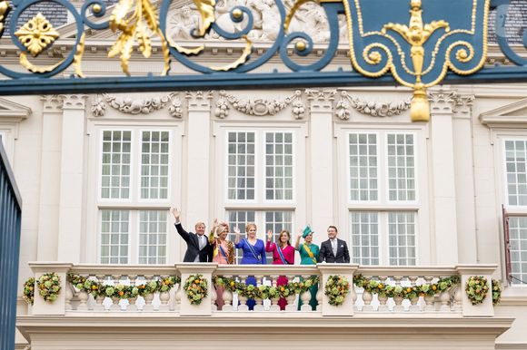 Le roi Willem-Alexander des Pays-Bas, La reine Maxima des Pays-Bas, La princesse Catharina-Amalia des Pays-Bas, La princesse Alexia des Pays-Bas, La princesse Laurentien des Pays-Bas et Le prince Constantijn des Pays-Bas - La famille royale des Pays-Bas au balcon du Théâtre Royal avant le discours du trône devant les membres de la Chambre haute et basse le Prinsjesdag (jour du budget) à la Haye, Pays-Bas, le 19 septembre 2023.