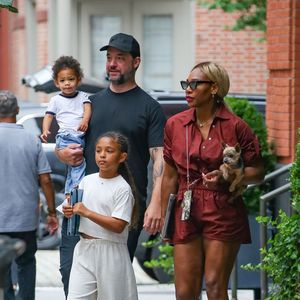 EXCLUSIF New York, NY   Serena Williams a été aperçue quittant l'hôtel Fouquet's à New York avec son mari Alexis Ohanian, leurs enfants et leur petit chien. Backgrid USA / Bestimage