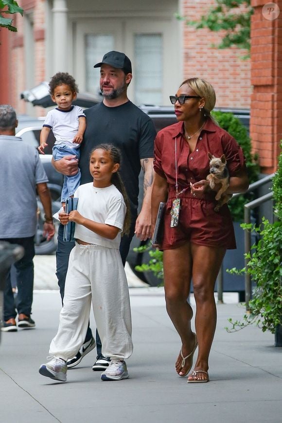 EXCLUSIF New York, NY   Serena Williams a été aperçue quittant l'hôtel Fouquet's à New York avec son mari Alexis Ohanian, leurs enfants et leur petit chien. Backgrid USA / Bestimage