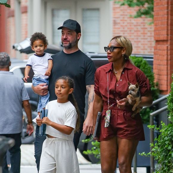 EXCLUSIF New York, NY   Serena Williams a été aperçue quittant l'hôtel Fouquet's à New York avec son mari Alexis Ohanian, leurs enfants et leur petit chien. Backgrid USA / Bestimage
