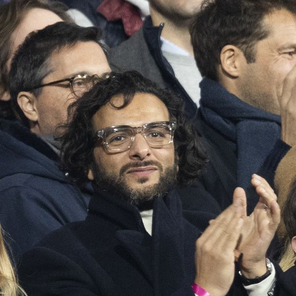 Maxim Nucci (Yodelice) et sa compagne Isabelle Ithurburu dans les tribunes lors du match de rugby du Tournoi des 6 Nations opposant la France à l'Angleterre au stade de France, à Saint-Denis, Seine Saint-Denis, France, le 19 mars 2022. © Cyril Moreau/Bestimage