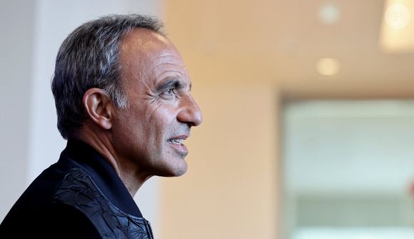 L'animateur confie que Michel Bassompierre fuyait les mondanités et les postures. Aujourd'hui, ses sculptures continuent de parler pour lui.

Nikos Aliagas - Vernissage de l'exposition "Les grands âges", photographies de Nikos Aliagas au musée de l'Homme à Paris le 7 avril 2026. 

© Dominique Jacovides/Bestimage