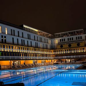 Un choix qui n’a finalement rien d’étonnant pour cette ancienne nageuse de compétition, puisque ce luxueux hôtel 5 étoiles est réputé pour sa piscine. Il possède un bassin extérieur de 46 mètres et un bassin couvert de 33 mètres. 

Laure Manaudou se prépare à effectuer son tout premier marathon en compagnie de son grand frère Nicolas